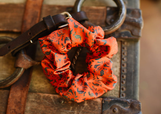 Spurs N’ Horseshoes in Rust Scrunchie